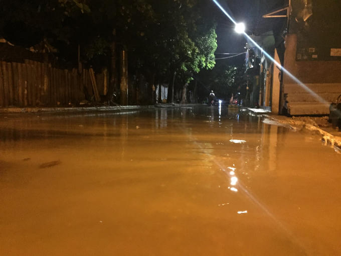H&agrave; Nội: Mưa lớn khiến nhiều tuyến đường ngập s&acirc;u