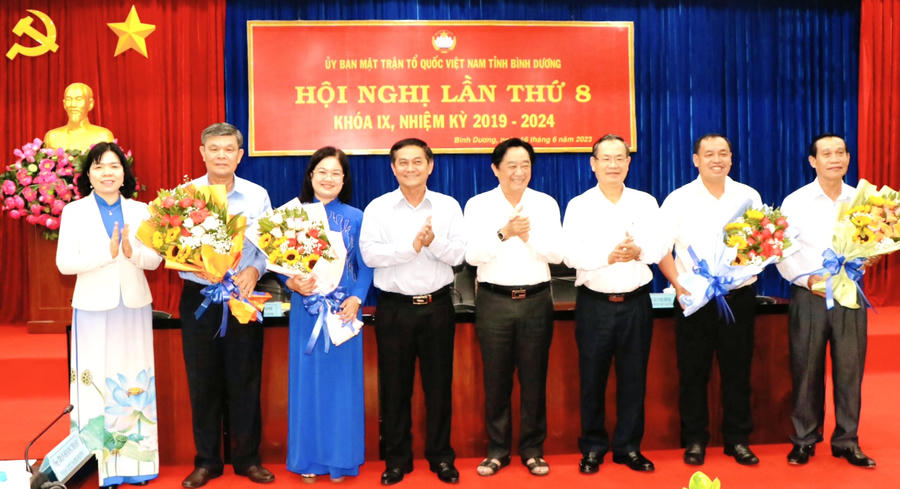 Lãnh đạo tỉnh tặng hoa chúc mừng bà Nguyễn Thị Mỹ Hằng và 3 tân Uỷ viên Uỷ ban MTTQ tỉnh( ảnh Báo Bình Dương)