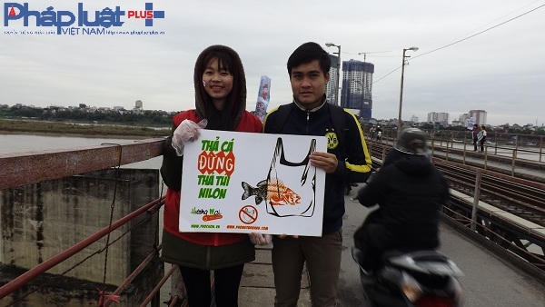 Hoạt động nhận được rất nhiều sự hưởng ứng của người dân đi đường.