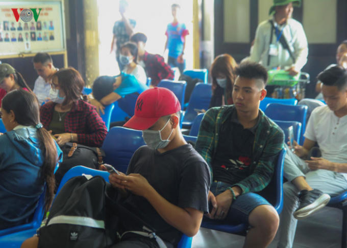 Các điểm bán vé trong bến gần như đều làm việc hết công suất.