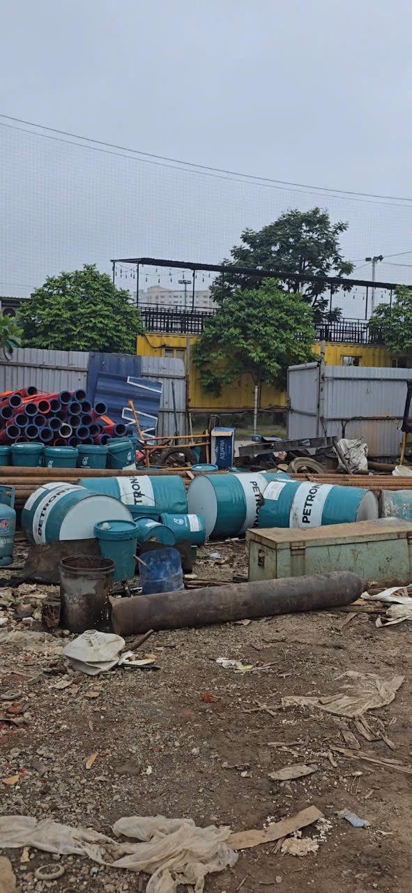 Người dân tổ 4 ngõ 144 phố Tây Trà (phường Trần Phú, quận Hoàng Mai, Hà Nội) phản ánh nơi tập kết của công ty Hùng Hán gây ô nhiễm. (Ảnh: NDCC)