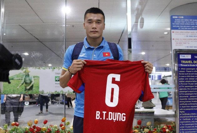 Tại FIFA U20 World Cup 2017, Tiến Dũng luôn mang bên mình chiếc áo của Tiến Dụng do người em của mình không thể thi đấu vì chấn thương. Ảnh: I.T