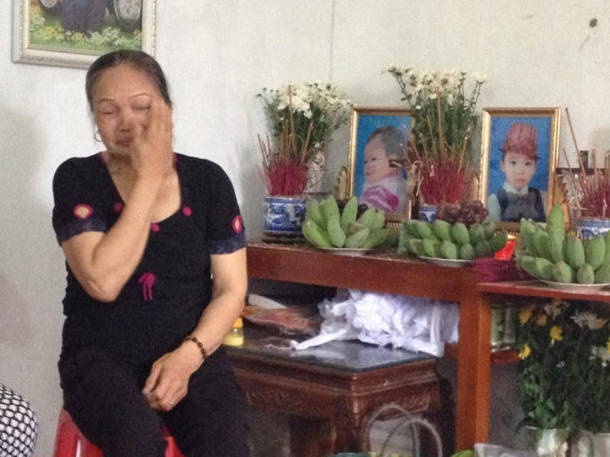 Bà Hường không cầm nổi nước mắt khi nhìn thấy 4 di ảnh.