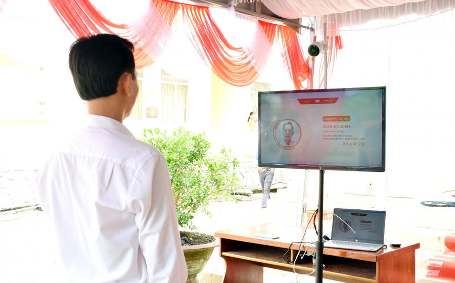 Đại biểu check-in điểm danh trước khi vào phiên chính thức Đại hội.