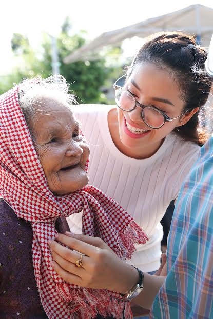 Hình ảnh xúc động của hoa hậu Phạm Hương với người cao tuổi.