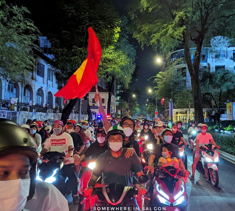 Tương tự, tại TP.HCM, sau trận đấu, hàng ngàn CĐV cũng mang theo cờ, kèn đổ ra các tuyến đường ở trung tâm thành phố để ăn mừng