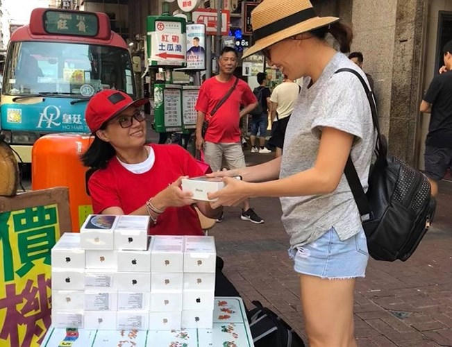 Những chiếc iPhone XS Max đầu tiên về Việt Nam được chào giá cao nhất tới 69 triệu cho phiên bản 256 GB, tuy nhiên giá máy sẽ sớm ổn định hơn trong thời gian tới./.