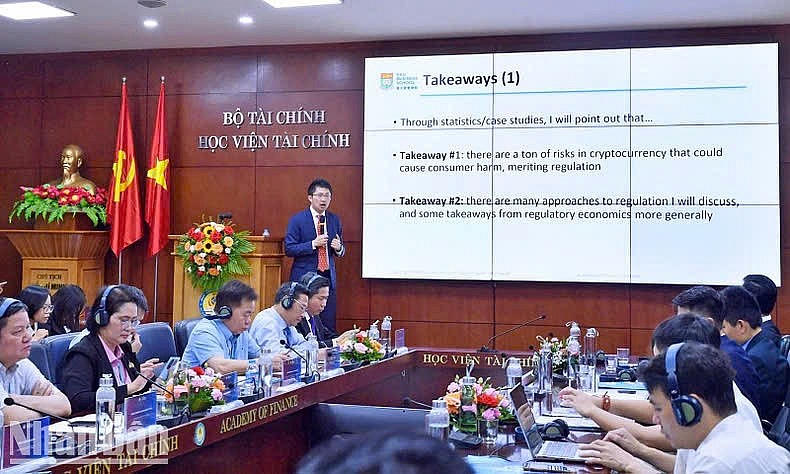 GS. Alan Kwan Giám đốc Chương trình Thạc sĩ Tài chính, Đại học Hồng Kông trình bày tham luận.