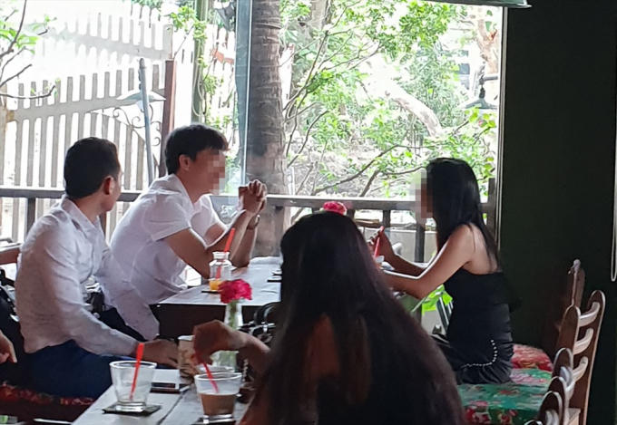 Chân dung T (người chống tay) trong buổi trao đổi với PV.