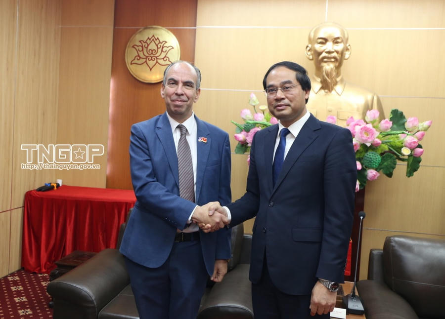 Ngài Rogelio Polanco Fuentes, Đại sứ đặc mệnh toàn quyền nước Cộng hòa Cuba tại Việt Nam và ông Trịnh Xuân Trường, Bí thư Tỉnh ủy Thái Nguyên.