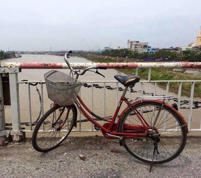 Chiếc xe đạp nạn nhân để lại trên cầu.