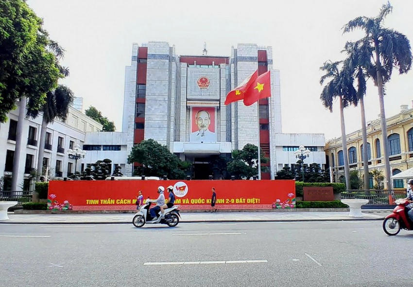Đường phố Hà Nội rực rỡ cờ hoa chào mừng Quốc khánh 2/9
