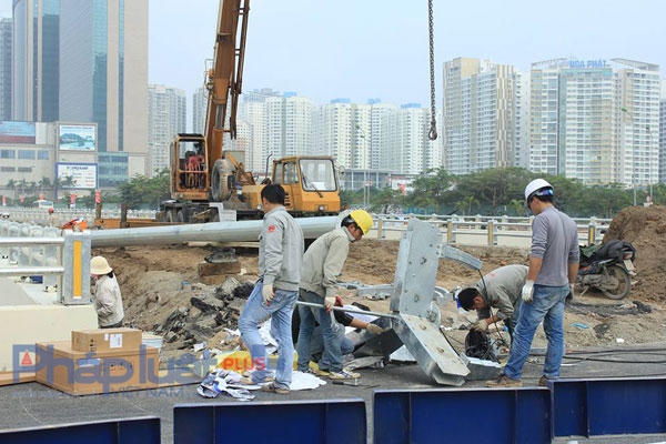 Các cột đèn đang được lắp đặt. Ảnh: Như Trường.