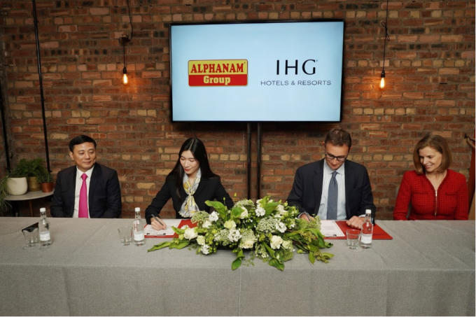 Thành viên HĐQT Alphanam Group, TGĐ Công ty Cổ phần Địa ốc Alphanam - bà Nguyễn Ngọc Mỹ và ông Michael Cockcroft - Giám đốc tài chính khu vực Châu Âu, Trung Đông, Châu Á, Châu Phi của InterContinental Hotels Group ký kết Bản Ghi nhớ hợp tác trong việc triển khai các dự án khách sạn quốc tế và du lịch tại Việt Nam