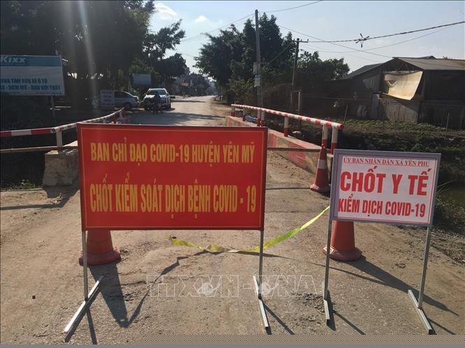 Chốt kiếm soát ở xã Yên Phú, huyện Yên Mỹ. Ảnh: Đinh Tuấn/TTXVN