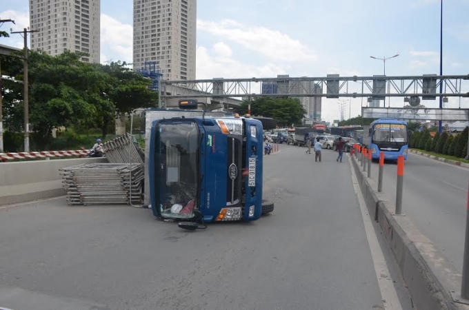 Chiếc xe tải lật trên cầu Sài Gòn.