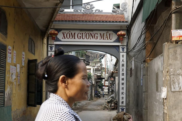 Hệ thống cổng của người Việt xưa khá phong phú, cổng lớn thường đặt theo hướng Đông, cổng sau hướng Tây. Bên cạnh đó, mỗi thôn xóm bên trong lại có một cổng nhỏ.