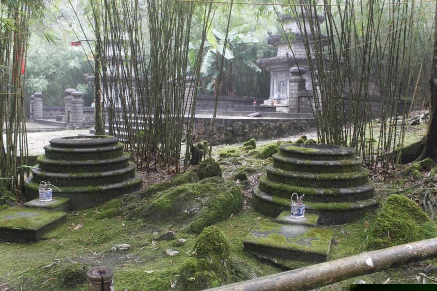 Những ngôi mộ bí ẩn ở Rừng ma áo dứa.