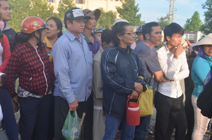 Đứng đội nắng nghe tòa xử