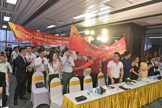 Buổi lễ ký kết hợp tác đã truyền lửa cho hơn 400 chuyên viên kinh doanh, hứa hẹn sự “nổi sóng” thị trường trong thời gian tới.