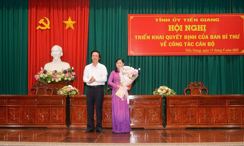 Trao quyết định của Ban Bí thư Trung ương Đảng chuẩn y bà Châu Thị Mỹ Phương – Chủ tịch HĐND tỉnh Tiền Giang giữ chức Phó Bí thư Tỉnh uỷ Tiền Giang.