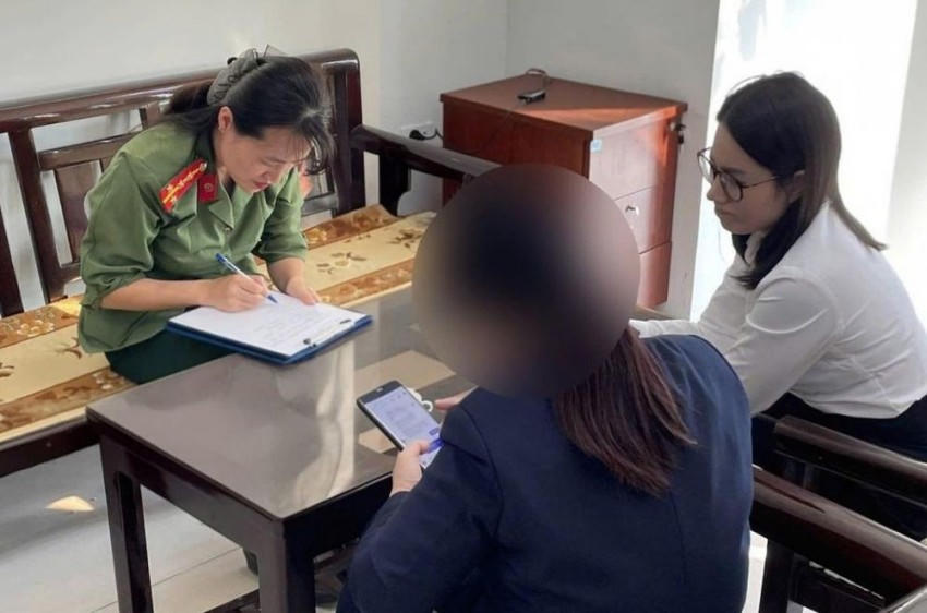 Cán bộ Công an tỉnh tuyên truyền, phân tích và hướng dẫn bà H. nhận diện thủ đoạn lừa đảo. (Ảnh: CACC)