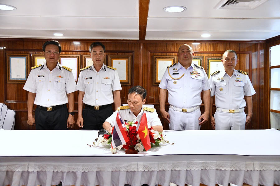 Đại tá Ngô Văn Thành ghi sổ lưu niệm trên Tàu FFG-421