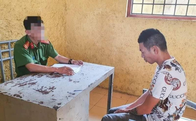 Đối tượng tại cơ quan công an.