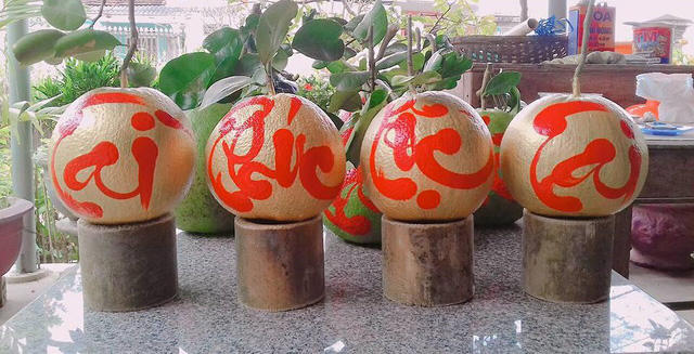 Hoa quả có chữ thư pháp được lòng khách hàng. Ảnh: BL- HM.