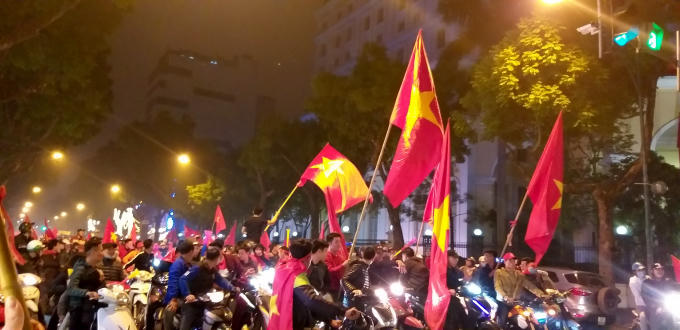 Dọc tuyến đường Hai Bà Trưng rực sáng dòng người mừng chiến thắng.