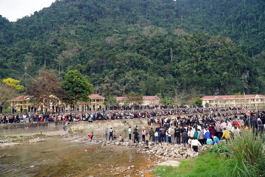 Lễ hội bắt cá thu hút nhiều người xem. (Ảnh: P. Họ).