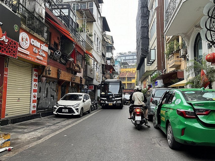 Xe khách trên 16 chỗ "chen chúc" gây ùn tắc giữa phố cổ Hà Nội.