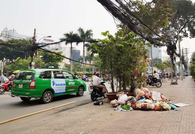 Chậu cây và rác thải nhếch nhác ngay trên vỉa hè trước cửa Đội trật tự đô thị quận khiến người dân bức xúc