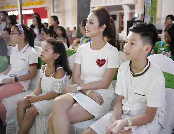 Hoa hậu Jennifer Phạm lần đầu xuất hiện tại sự kiện c&ugrave;ng b&eacute; Bảo Nam v&agrave; b&eacute; Na