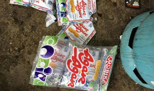 Tạp chất và dụng cụ để bơm vào tôm.