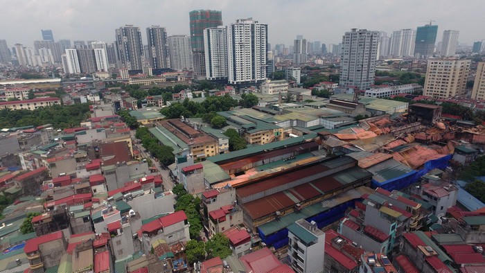 Vẫn còn nhiều nhà máy nằm trong khu dân cư cần phải sớm được di dời. Ảnh: Tư liệu.