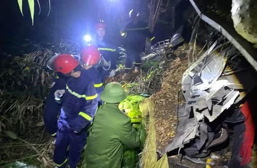 Hiện trường vụ việc xe tải mất lái rơi xuống vực sâu, lái xe tử vong thương tâm.