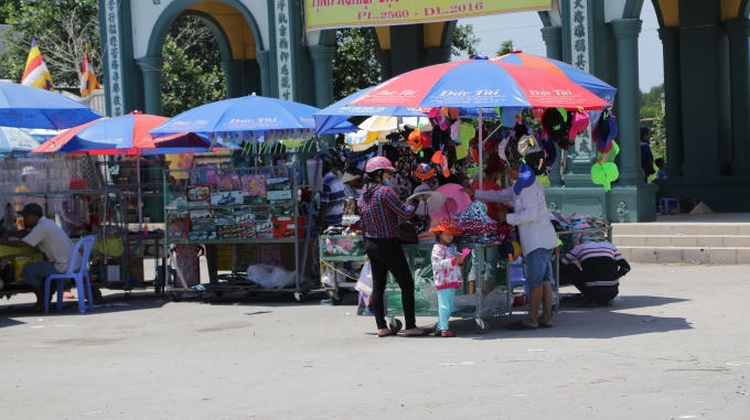 Ngay cổng vào, nhiều người bán hàng ngồi chễm chệ dưới nền như ở nhà của mình để mời gọi du khách mua hàng từ vé số, nhang đèn, ảnh Phật Bà, quà lưu niệm, dây thắt lưng, và cả mặc hàng thủy hải sản tươi sống như tôm, cua, ghẹ.