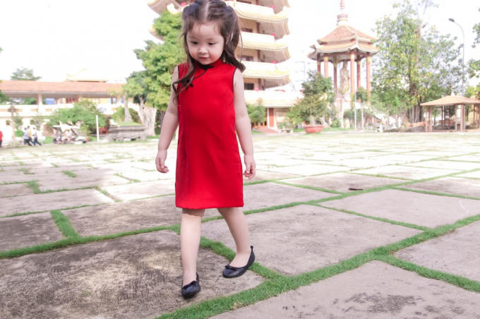 Vốn sở hữu gương mặt xinh xắn, Cadie trông càng đáng yêu hơn với bộ trang phục của thương hiệu Elly's Babies và chiếc lồng đèn ton-sur-ton.