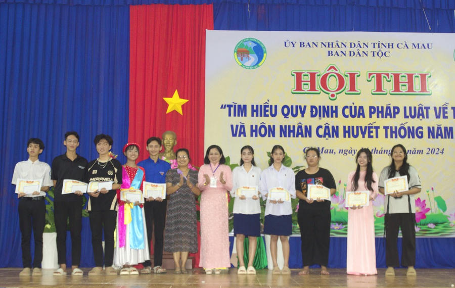 Ban tổ chức trao giải 10 cá nhân cho các em học sinh trả lời câu hỏi xuất sắc nhất.