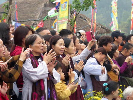 Phật tử cung kính chiêm bái tranh Phật Quan Âm.
