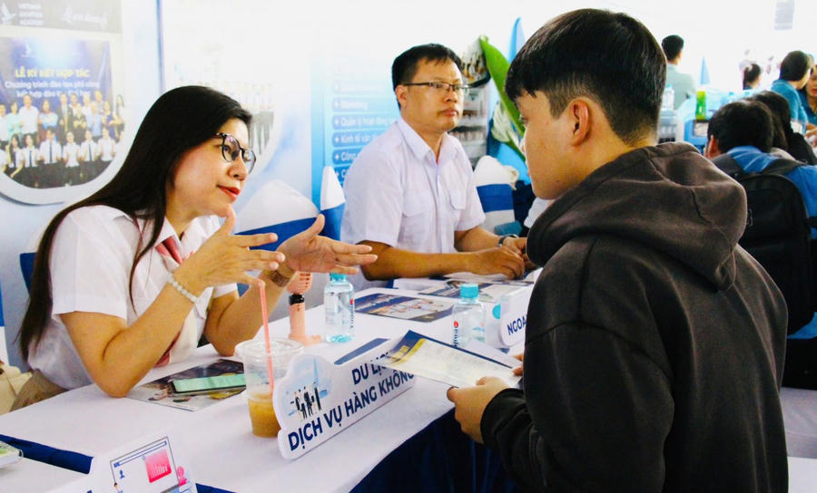 Nhân sự sân bay phải đạt chuẩn quốc tế, thông thạo ngoại ngữ và làm việc chuyên nghiệp.