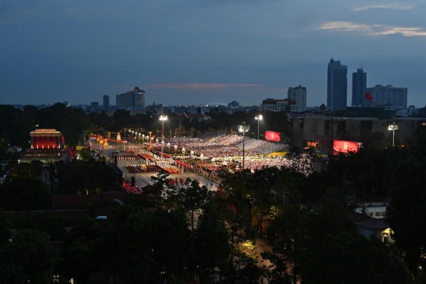 Chiêm ngưỡng dàn chiến đấu cơ, tiêm kích, trực thăng gây ấn tượng trên bầu trời Hà Nội