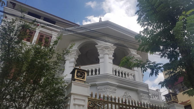 Ban công được xây dựng một chiếu lầu bát giác để thưởng ngoạn không khí ngoài trời...