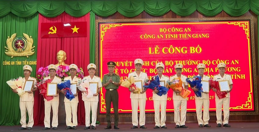 Đại tá Nguyễn Văn Nhựt trao quyết định hưởng chế độ hưu trí
