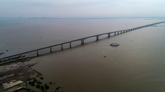 Cầu vượt biển dài nhất Việt Nam có tổng chiều dài 15,63 km, trong đó chiều dài phần đường 10,19 km và phần cầu là 5,44 km. Chủ đầu tư dự án là Bộ Giao thông vận tải, đơn vị quản lý dự án là Ban Quản lý dự án 2 (PMU2). Cầu sẽ được thông xe vào đầu tháng 9.