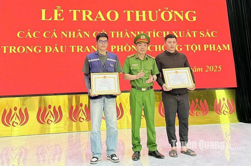 Lãnh đạo Công an tỉnh trao Giấy khen cho các cá nhân. (Ảnh: Báo Tuyên Quang).