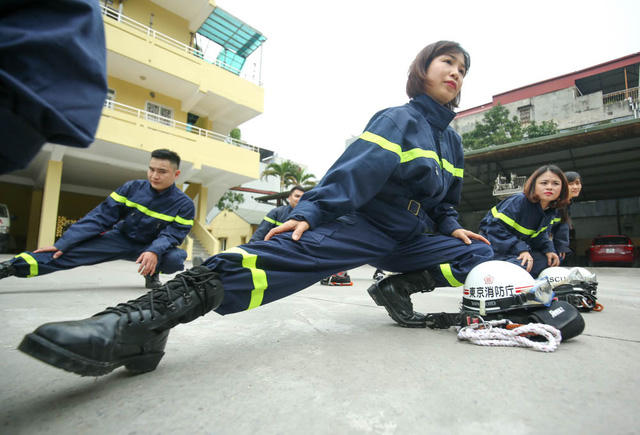 “Khóa tập huấn kéo dài gần một tháng vô cùng vất vả và khắc nghiệt. Để rèn luyện thể lực, sáng nào tôi cùng đồng đội cũng chạy 1 tiếng đồng hồ. Tiếp đó là những giờ học lý thuyết và thực tập các kỹ thuật cá nhân trong các tình huống cụ thể”, chị Lan chia sẻ.