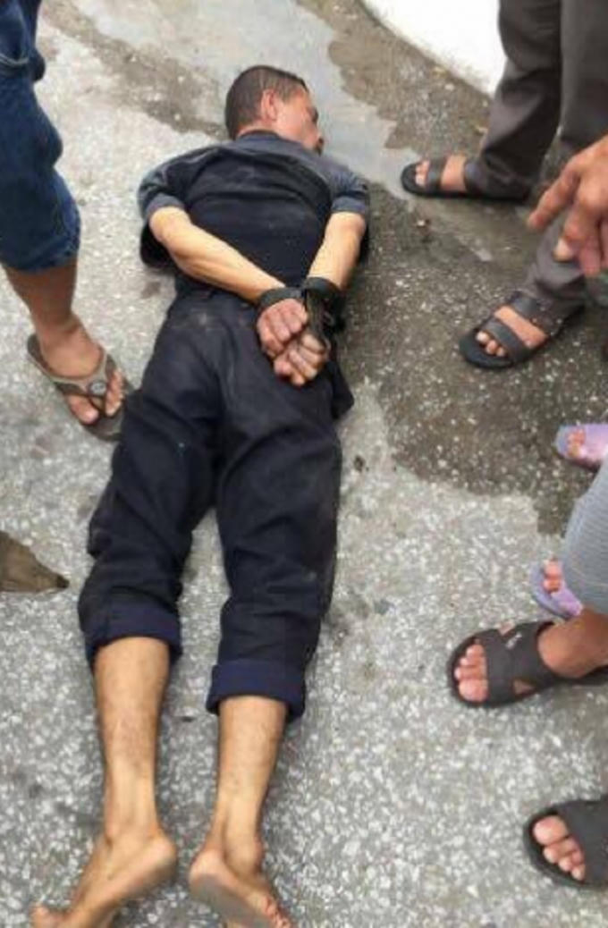 Hung thủ bị dân bắt và bàn giao cho công an. Ảnh: Facebook.