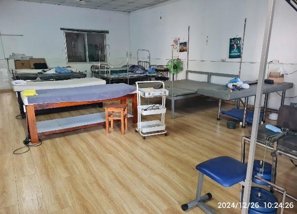 Cơ sở trang bị nhiều giường bệnh, thanh tra phát hiện một số loại thuốc không rõ nguồn gốc (Ảnh: Sở Y tế TP HCM).